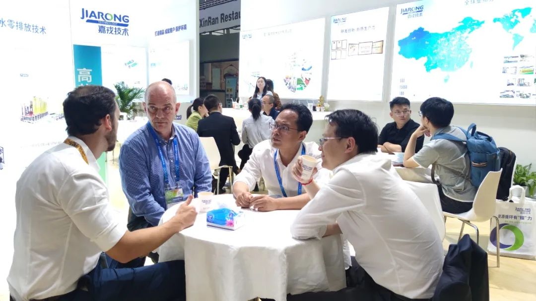 新宝gg创造奇迹手艺董事长董正军与客户攀谈