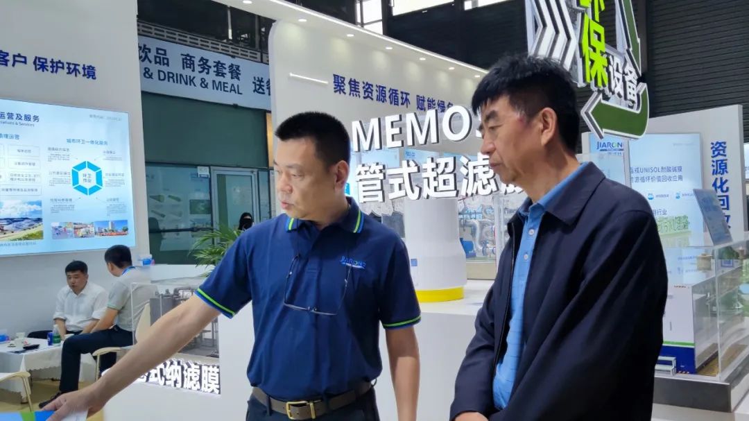 新宝gg创造奇迹手艺总司理蒋林煜与客户攀谈