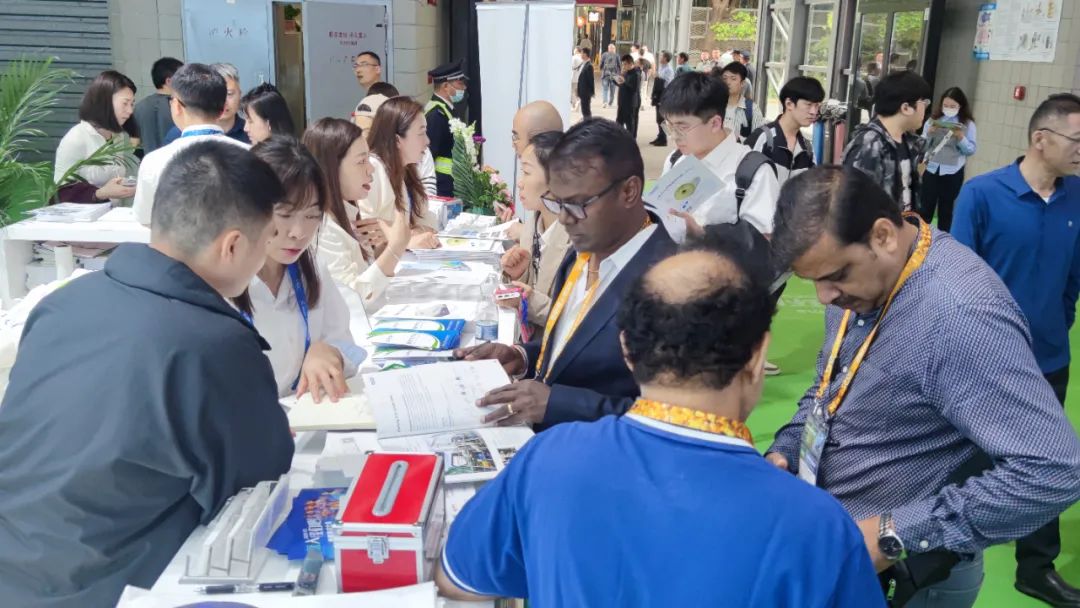 东南亚客户光临新宝gg创造奇迹手艺展台咨询污水处置惩罚